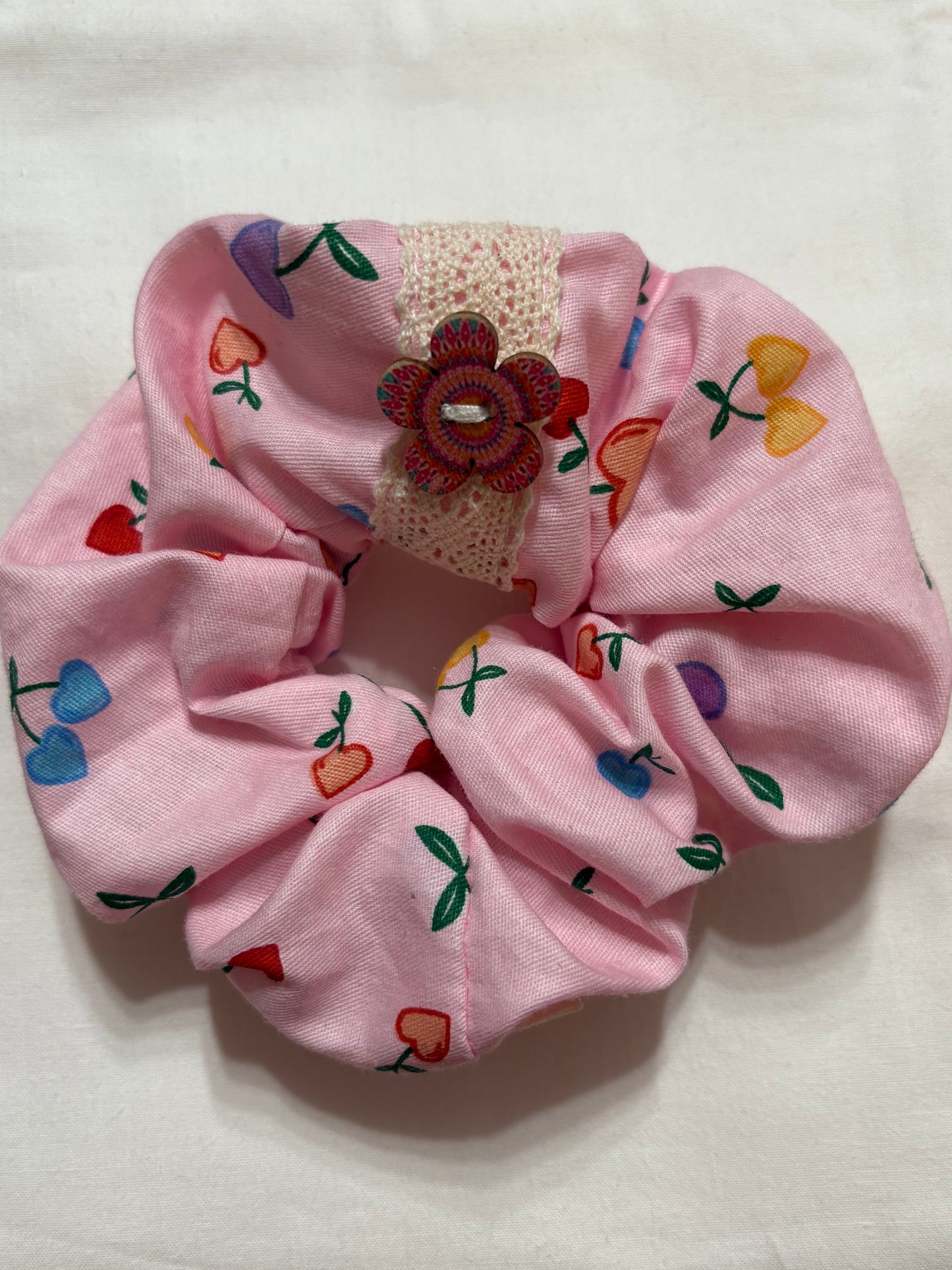 Scrunchie Handgefertigt aus 100 % Baumwolle rosa mit kleinen Kirschen