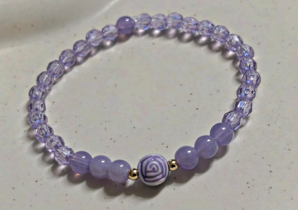 Lilac bracelet with rose and gold details