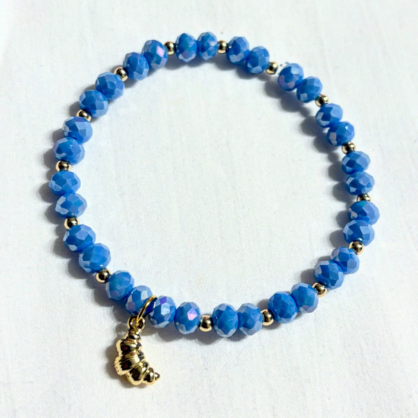 Armband blau mit Croissant Anhänger und goldenen Details