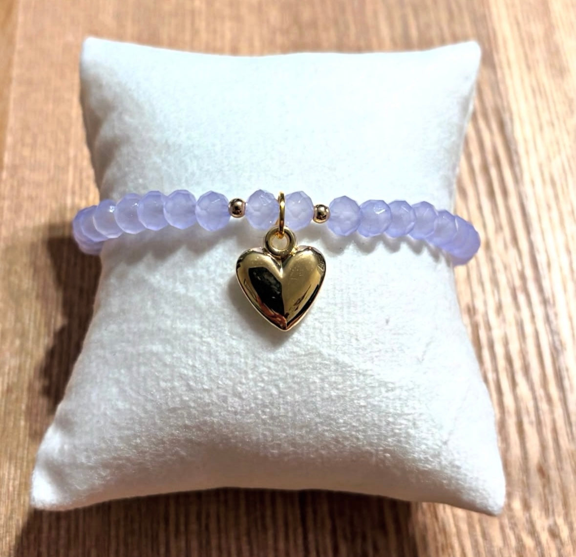 Lilac bracelet with heart pendant and gold details