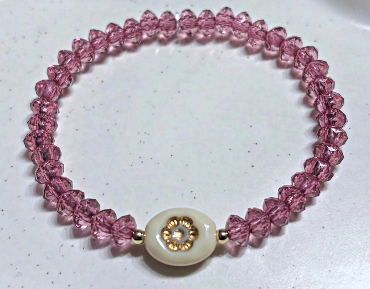 Bracelet with floral element and gold details