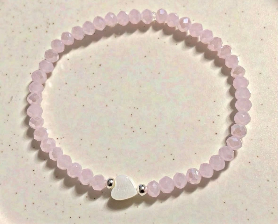 Armband rosa mit herzförmiger Muschelperle