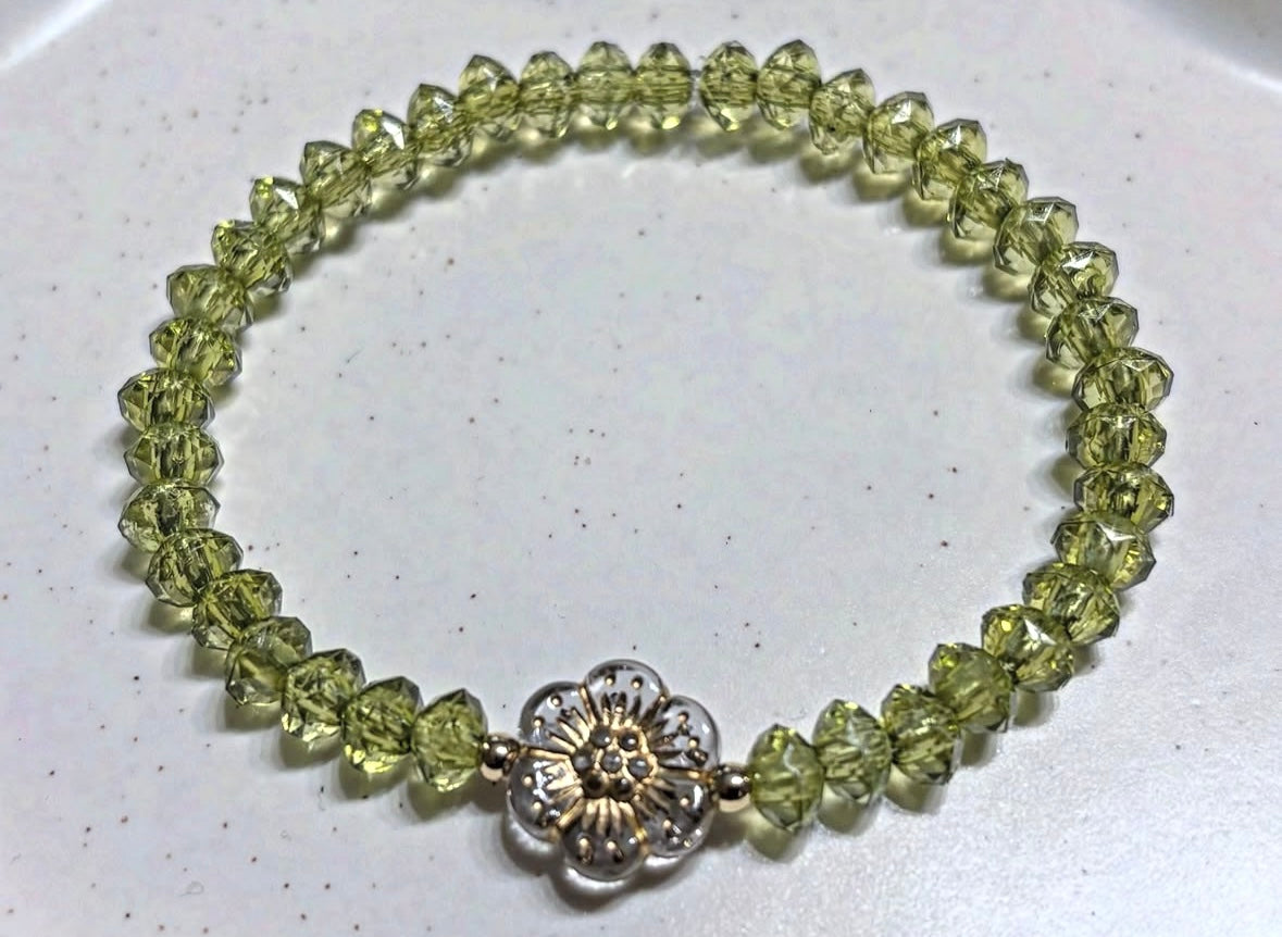 Light green bracelet with flower and gold details