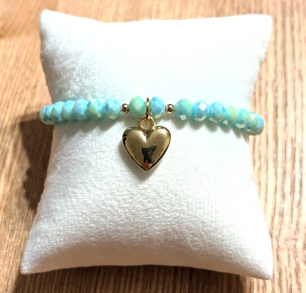Mint bracelet with heart pendant and gold details