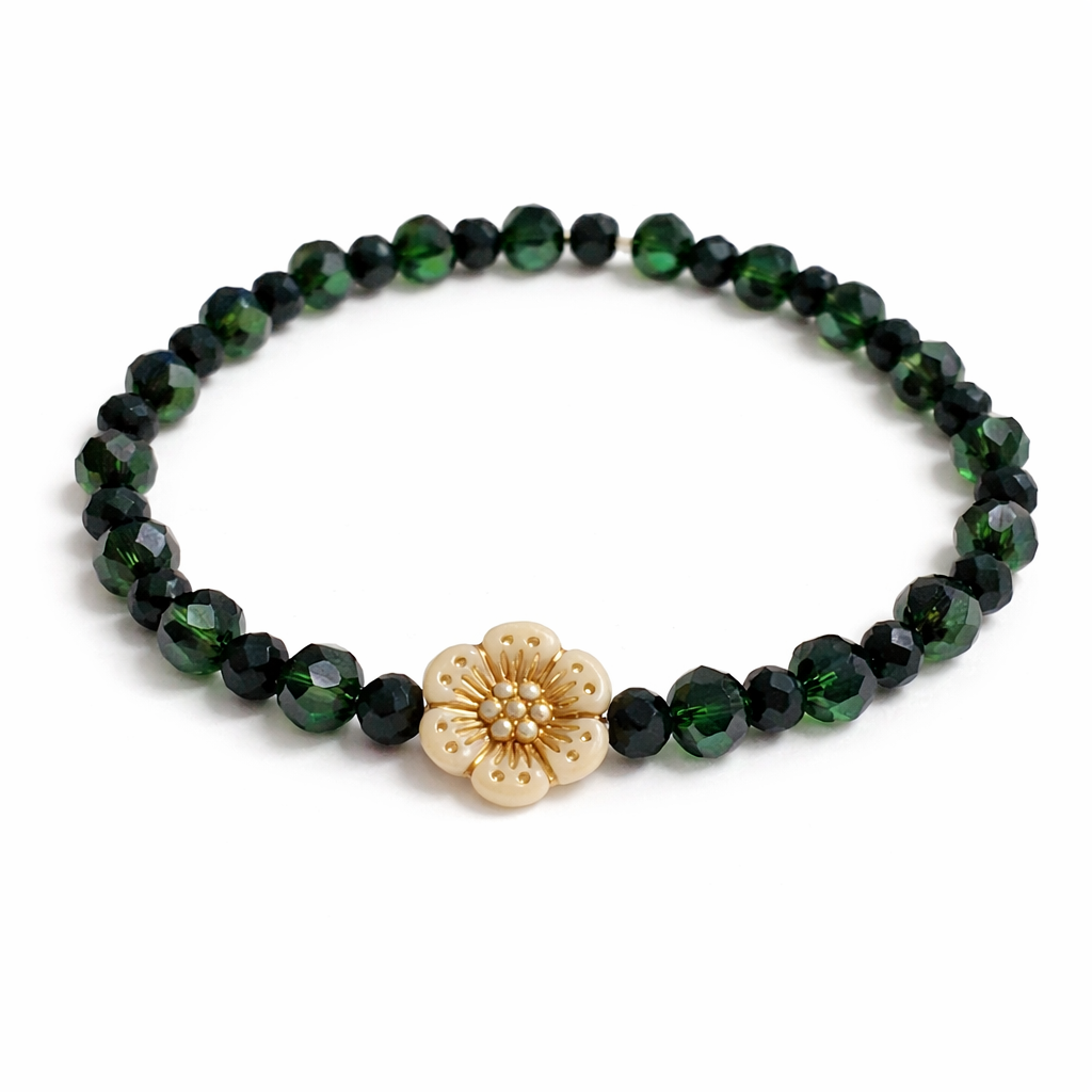 Armband in feinen Grüntönen mit floralem Detail