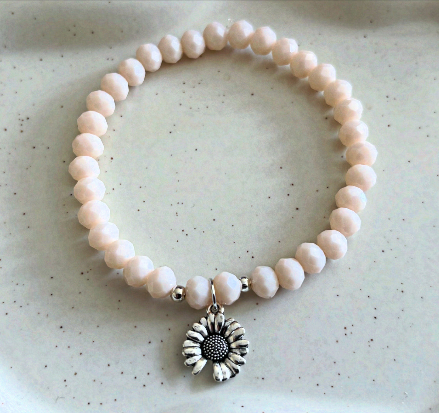 Armband mit Blumenanhänger