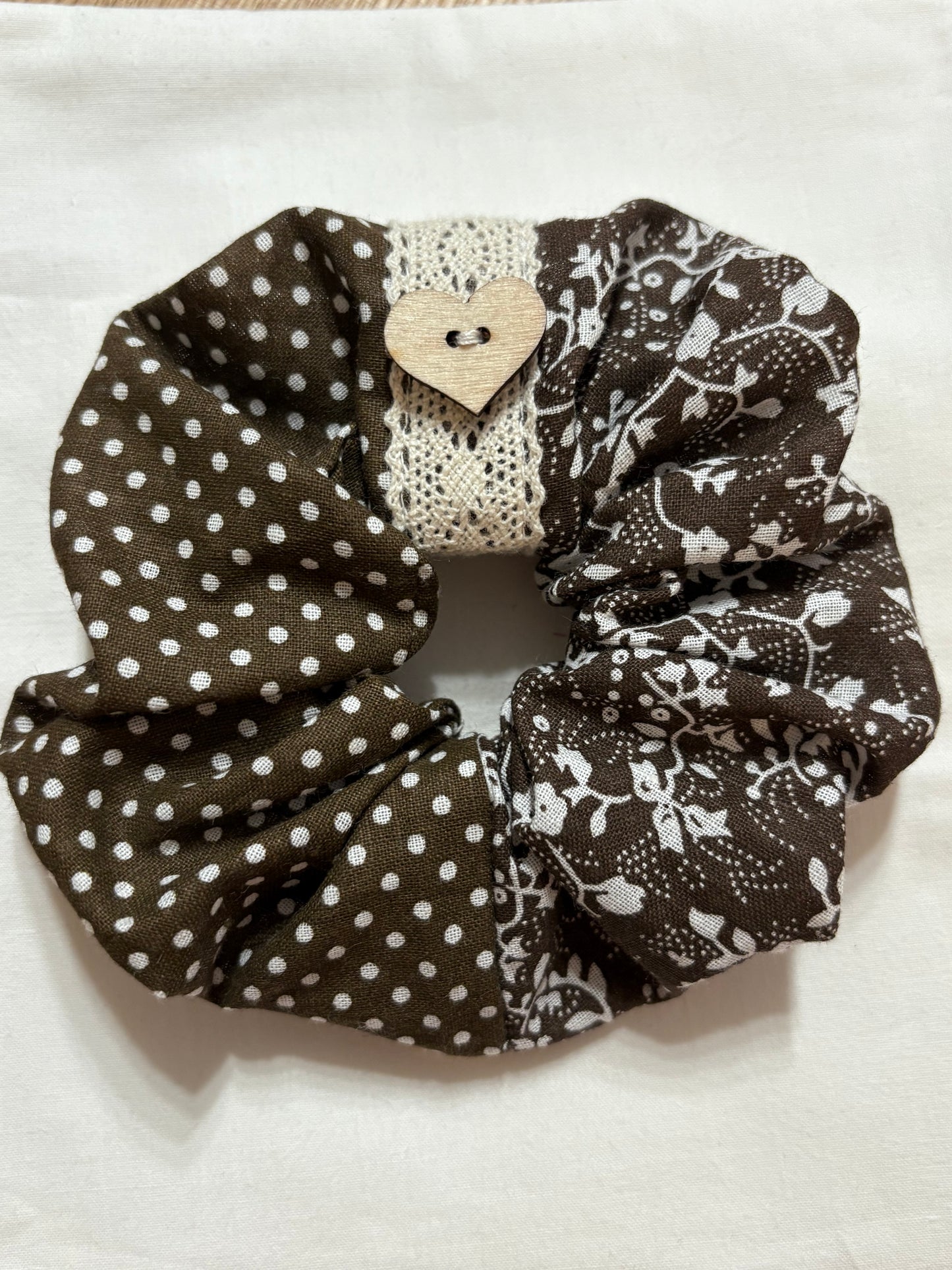 Scrunchie Handgefertigt aus 100 % Baumwolle braun mit kleinen weißen Blumen gepunktet