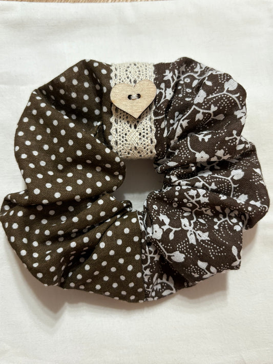 Scrunchie Handgefertigt aus 100 % Baumwolle braun mit kleinen weißen Blumen gepunktet