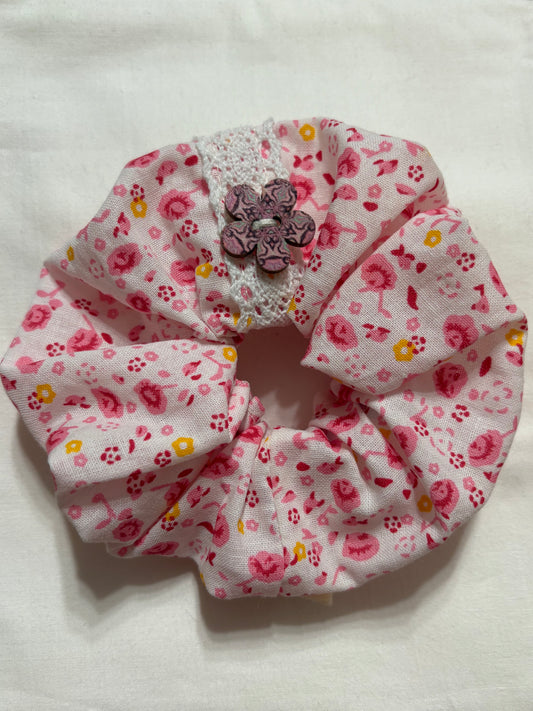 Scrunchie Handgefertigt aus 100 % Baumwolle weiß mit kleinen roten Blumen