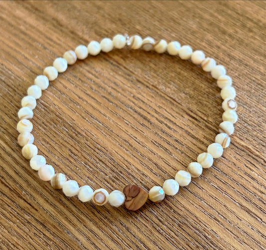 Armband aus Muschelperlen und herzförmige Muschelperle