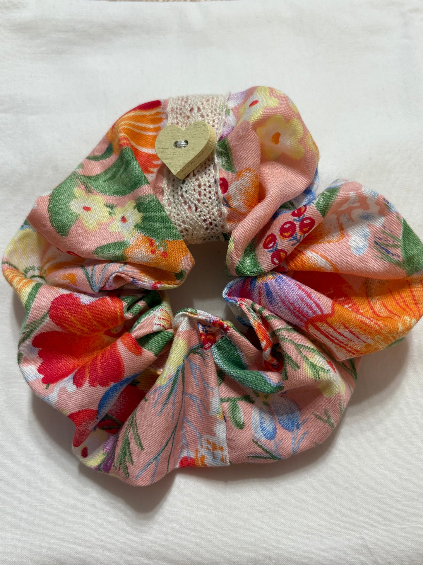 Scrunchie Handgefertigt aus 100 % Baumwolle aprikot mit Blumen