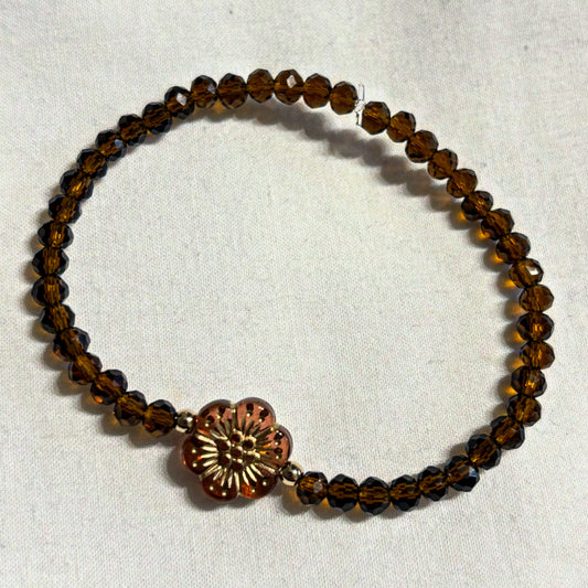 Armband braun mit Blume und goldenen Details