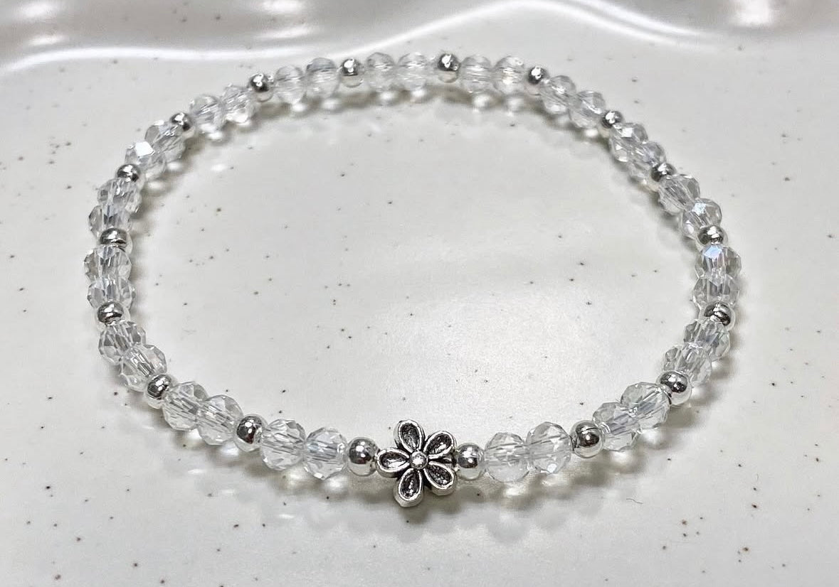 Armband mit Blümchen und silbernen Details