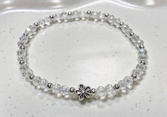 Armband mit Blümchen und silbernen Details