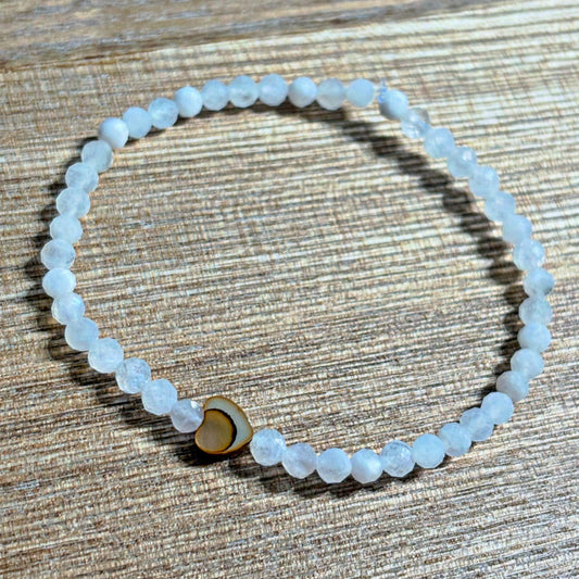 Armband aus natürlichen Mondstein Perlen mit herzförmige Muschelperle