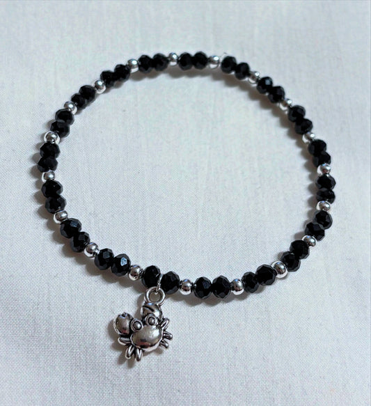 Armband schwarz-silber mit kleinem Krebs Anhänger