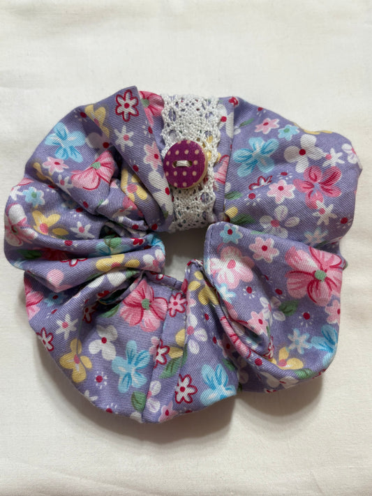 Scrunchie Handgefertigt aus 100 % Baumwolle lila mit Blumen