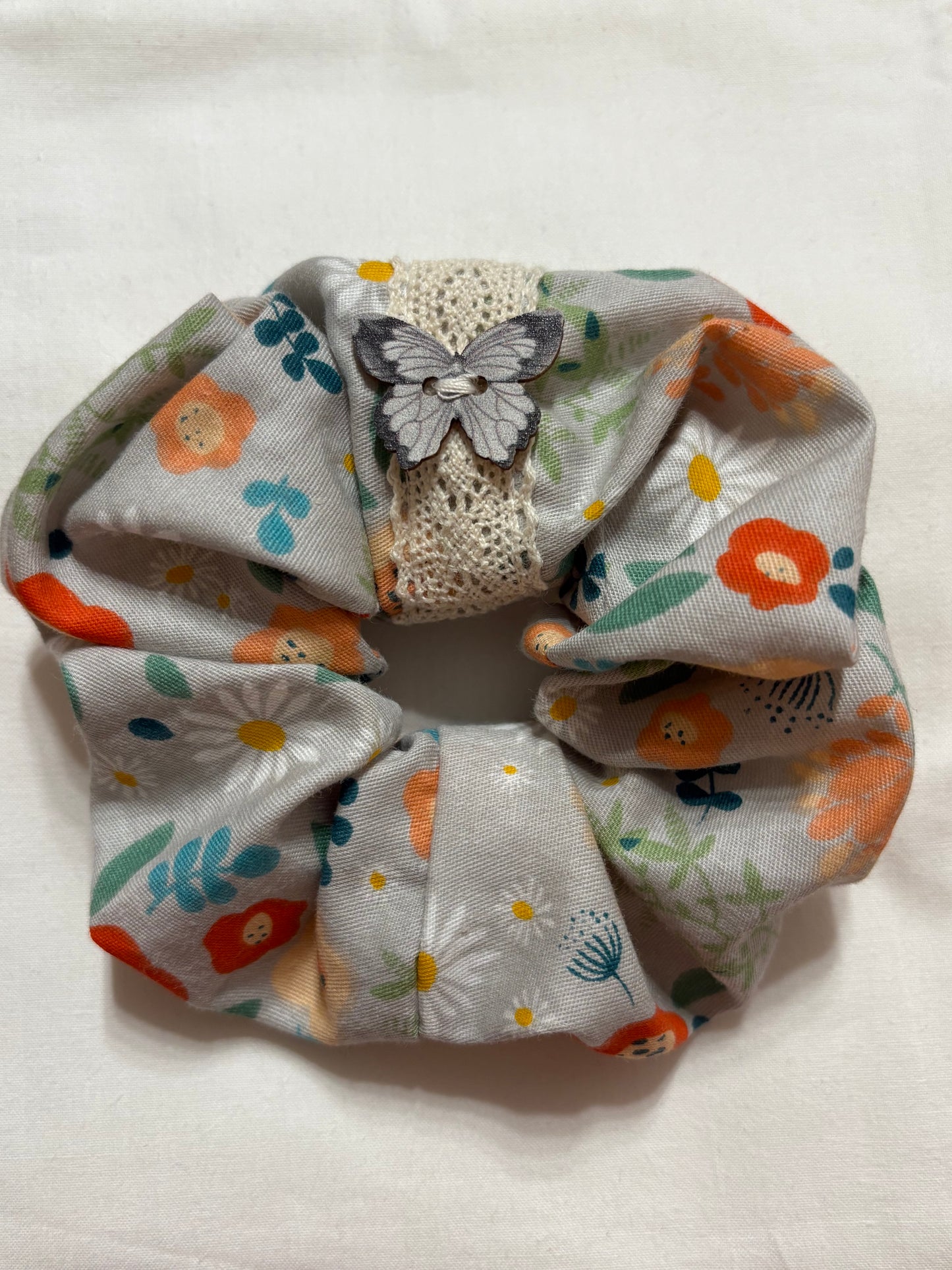 Scrunchie Handgefertigt aus 100 % Baumwolle grau mit Blumen