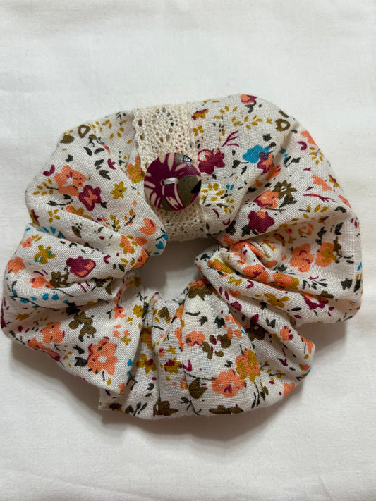 Scrunchie Handgefertigt aus 100 % Baumwolle weiß mit Blumen