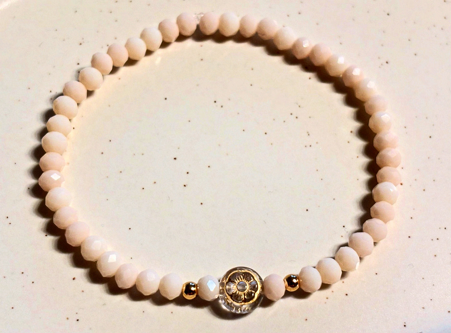 Bracelet in delicate colors