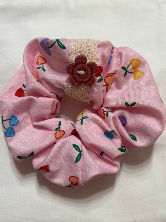 Scrunchie Handgefertigt aus 100 % Baumwolle rosa mit kleinen Kirschen