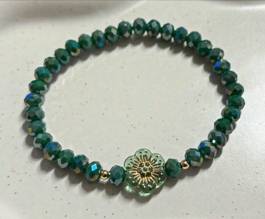 Armband grün mit Blume und goldenen Details