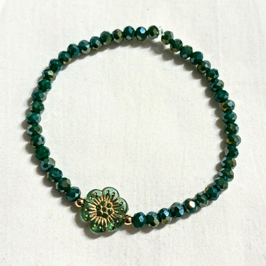 Armband grün mit Blume und goldenen Details