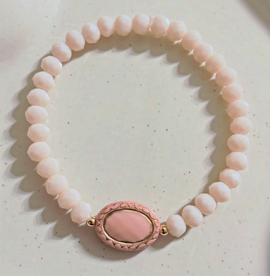 Armband in zarten Farben mit goldenen Details
