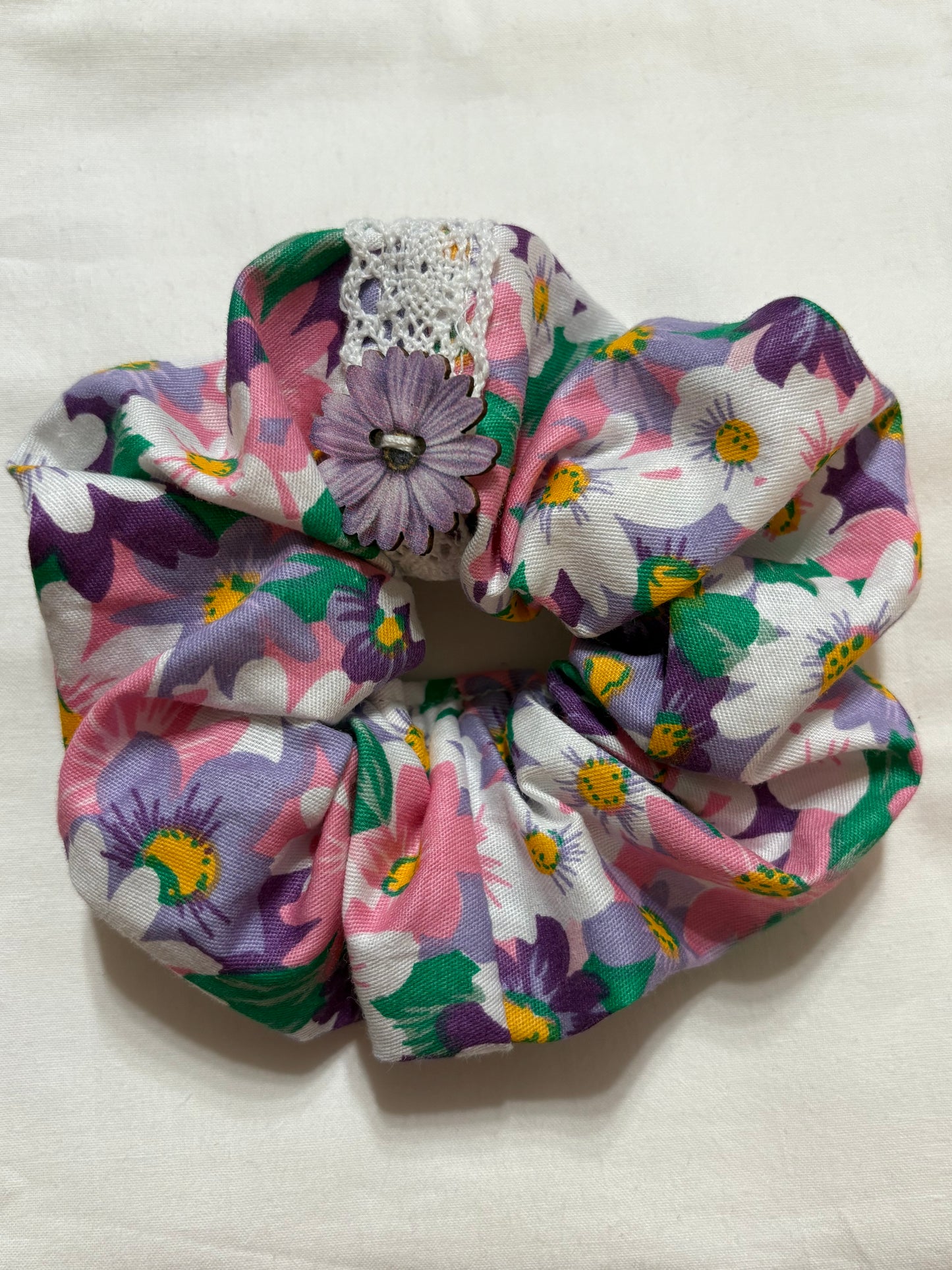 Scrunchie Handgefertigt aus 100 % Baumwolle lila mit Blumen