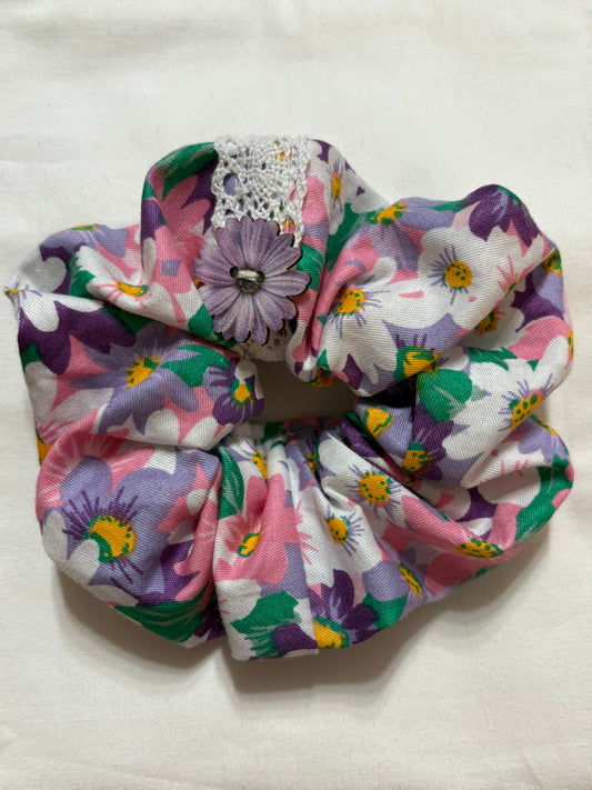 Scrunchie Handgefertigt aus 100 % Baumwolle lila mit Blumen