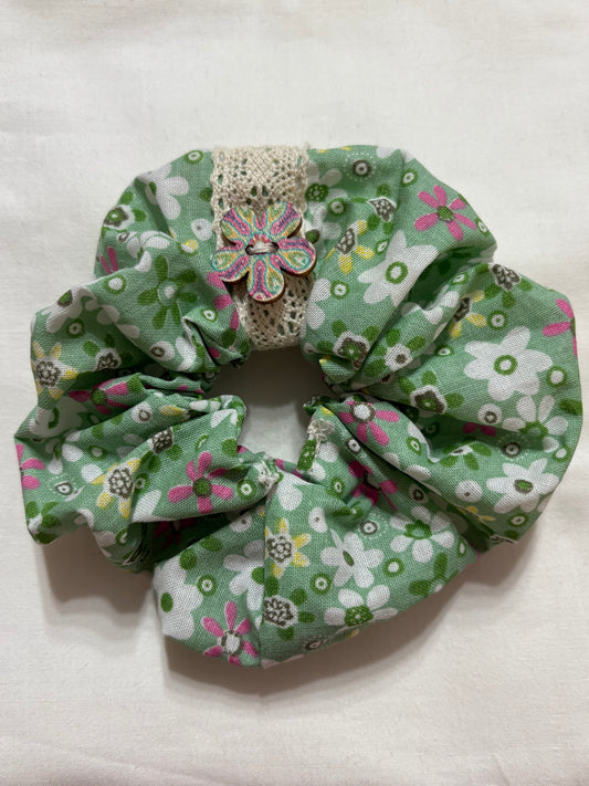 Scrunchie Handgefertigt aus 100 % Baumwolle hellgrün mit Blumen