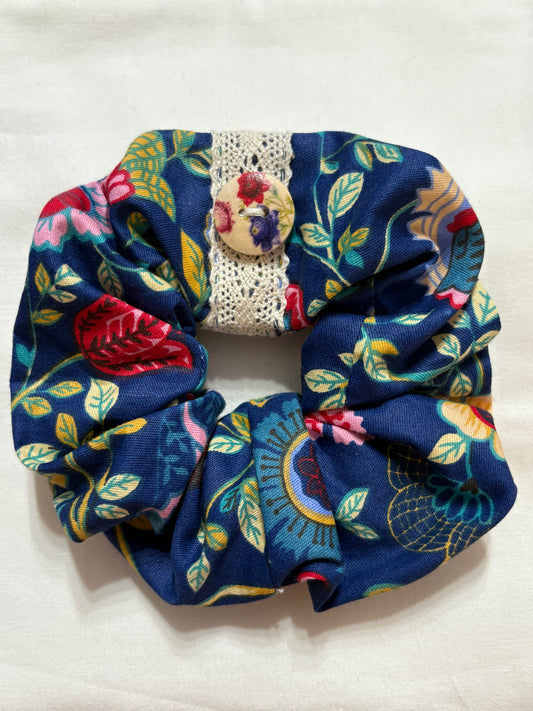 Scrunchie Handgefertigt aus 100 % Baumwolle dunkelblau mit Blumen