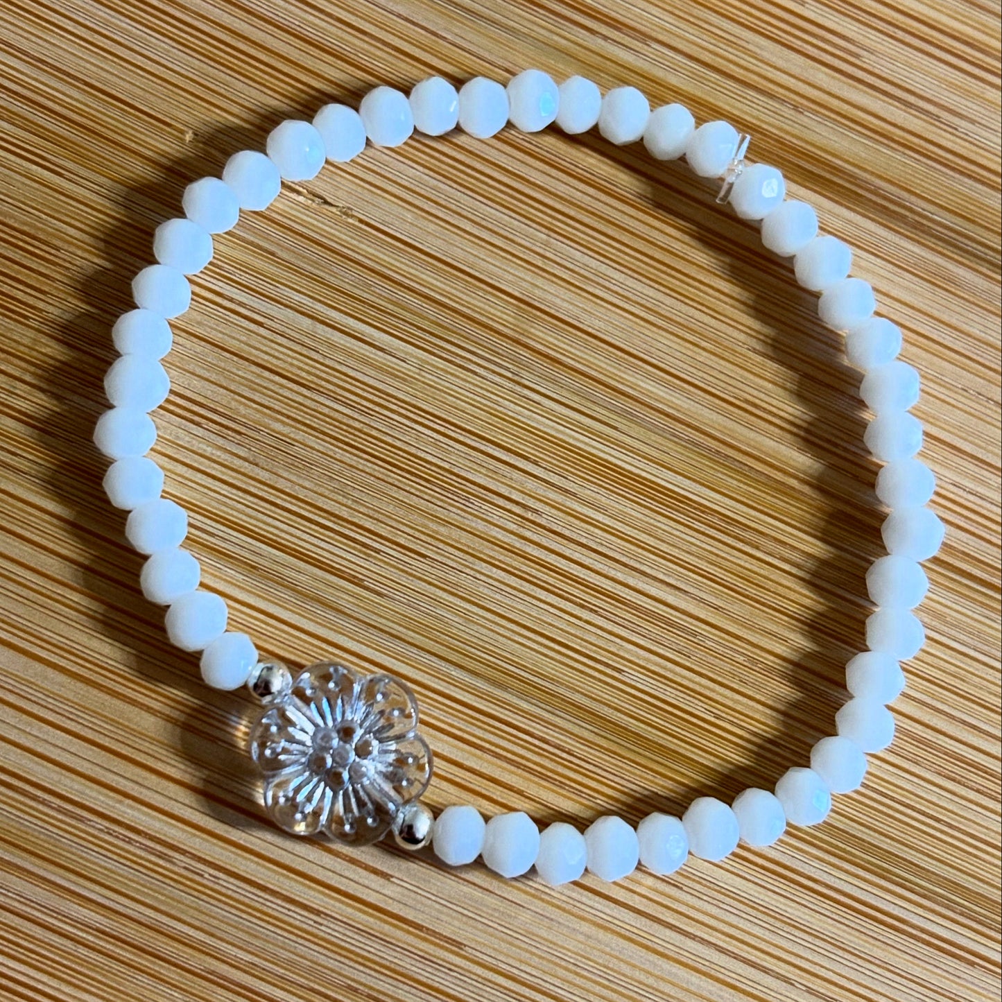 Armband weiß mit Blume und goldenen Details