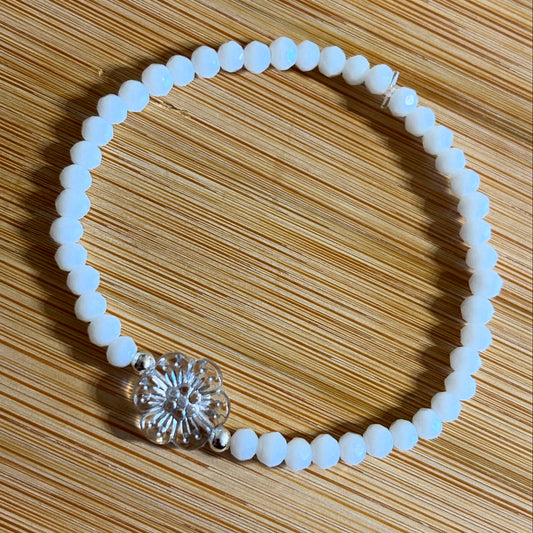 Armband weiß mit Blume und goldenen Details