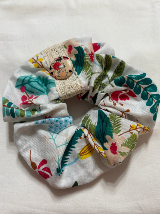 Scrunchie Handgefertigt aus 100 % Baumwolle weiß mit Blumen