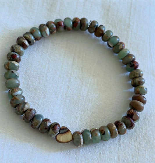 Armband aus böhmische Steinperlen mit herzförmige Muschelperle