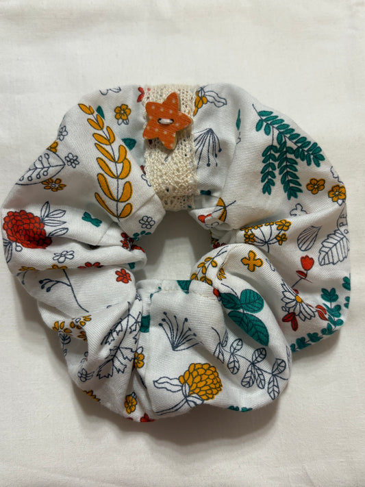 Scrunchie Handgefertigt aus 100 % Baumwolle weiß mit Blumen