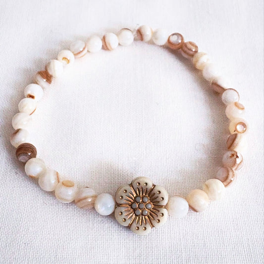 Armband aus natürlichen Muschelperlen mit Blume
