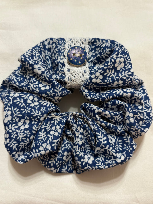 Scrunchie Handgefertigt aus 100 % Baumwolle dunkelblau mit weißen Blümchen