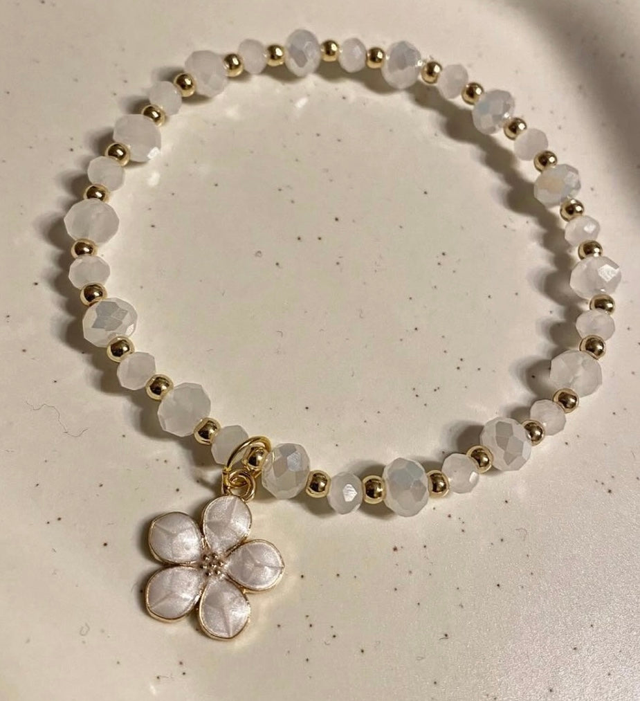 Armband mit Blumenanhänger und goldenen Details