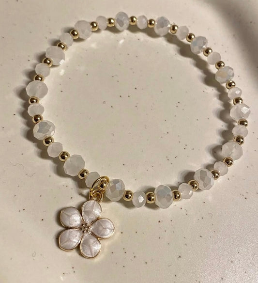 Armband mit Blumenanhänger und goldenen Details