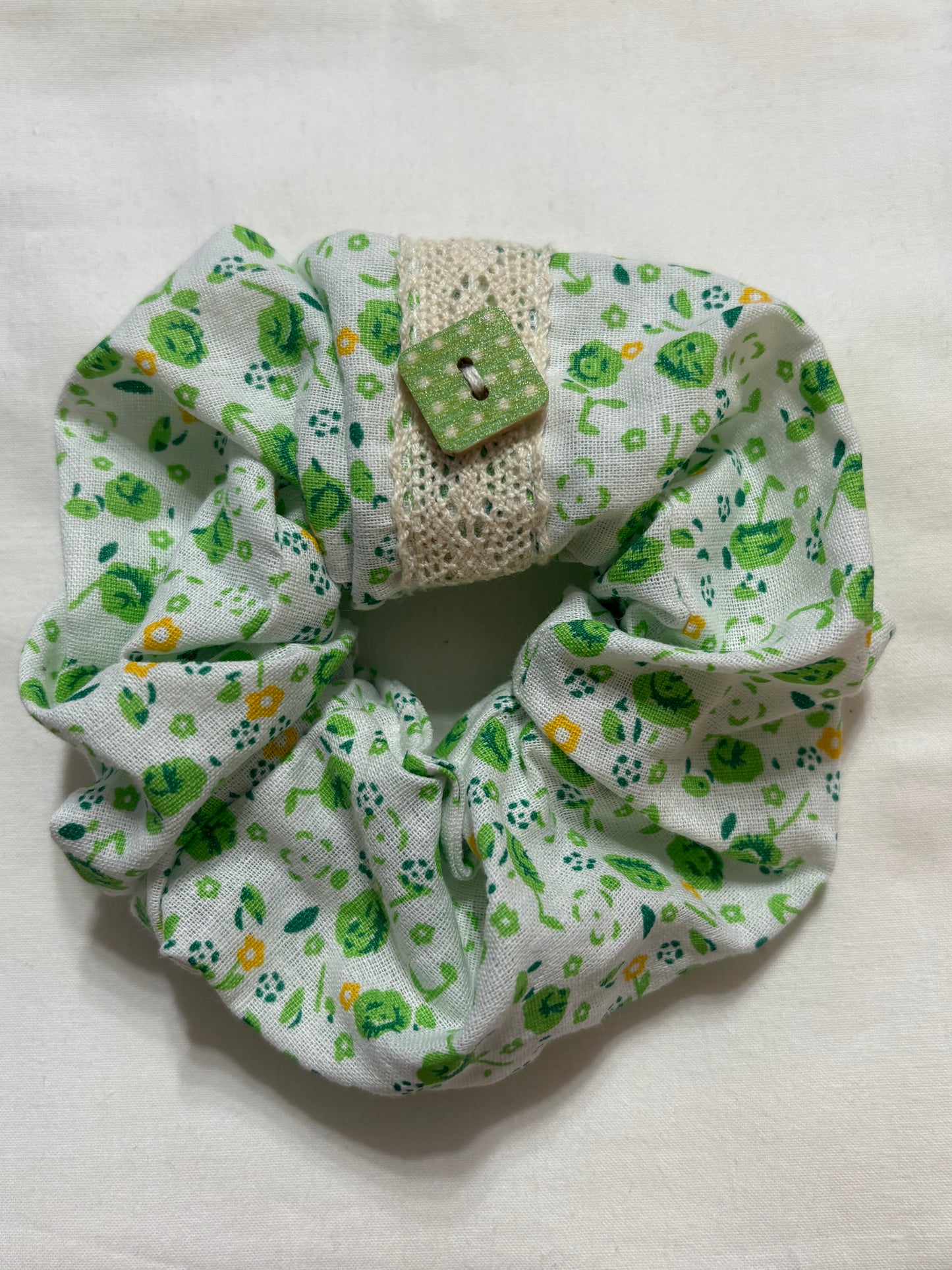 Scrunchie Handgefertigt aus 100 % Baumwolle weiß mit Blumen