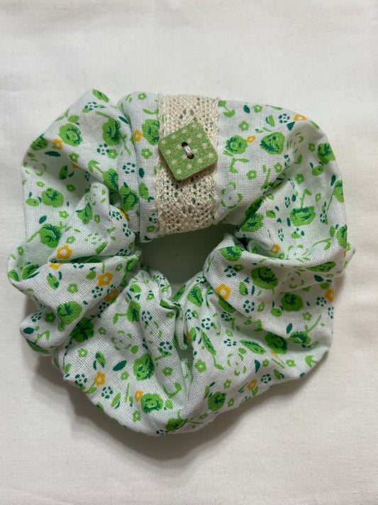 Scrunchie Handgefertigt aus 100 % Baumwolle weiß mit Blumen