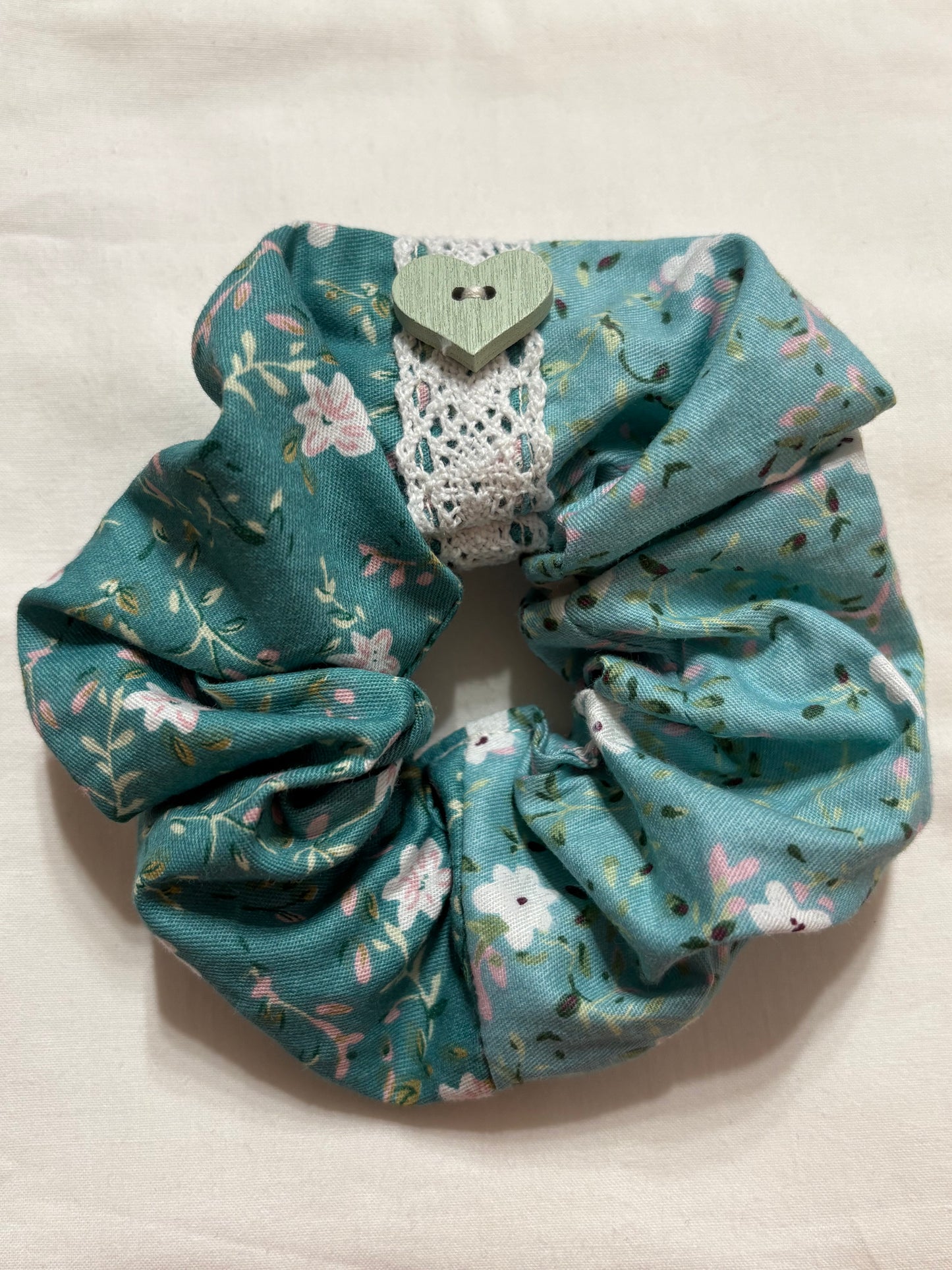 Scrunchie Handgefertigt aus 100 % Baumwolle türkis mit weißen Blumen