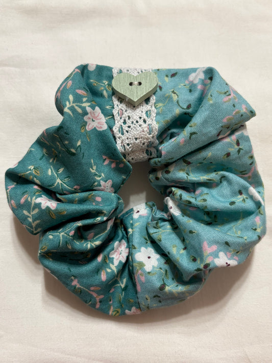 Scrunchie Handgefertigt aus 100 % Baumwolle türkis mit weißen Blumen