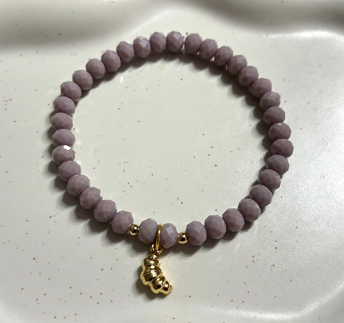 Armband mit Croissant und goldenen Details