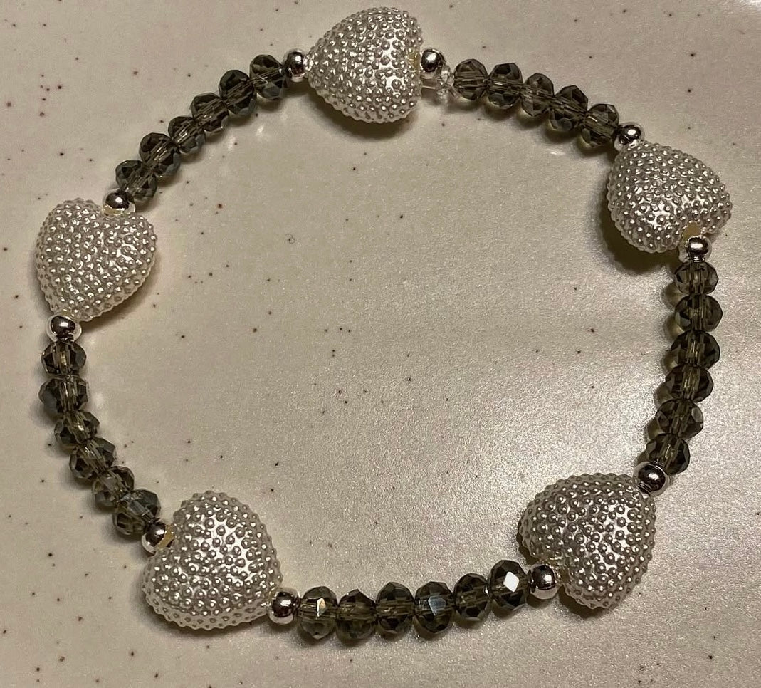 Armband mit Herzperlen 