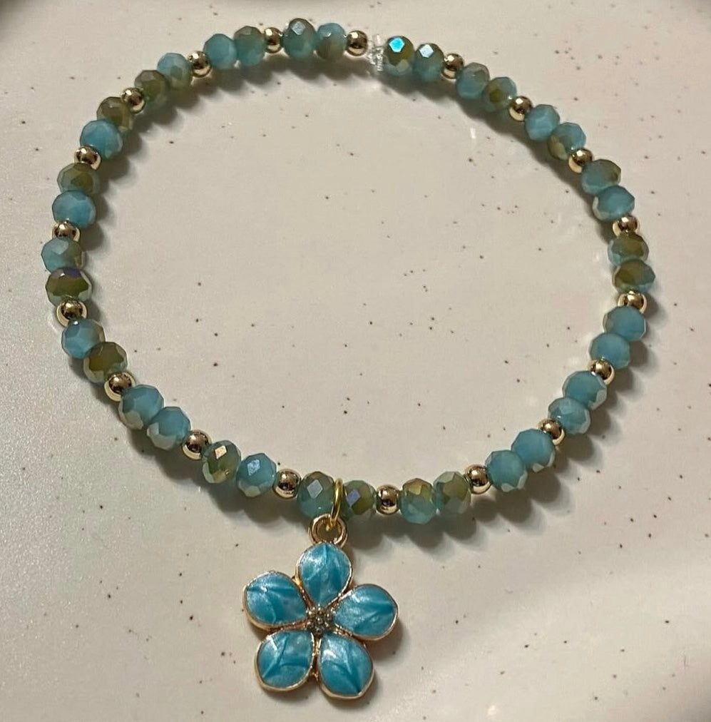Armband mit Blumenanhänger und goldenen Details