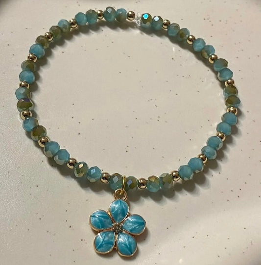 Armband mit Blumenanhänger und goldenen Details