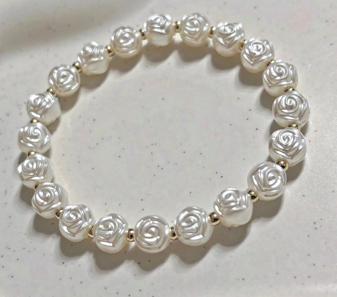 Armband mit Rosenperlen und goldenen Details